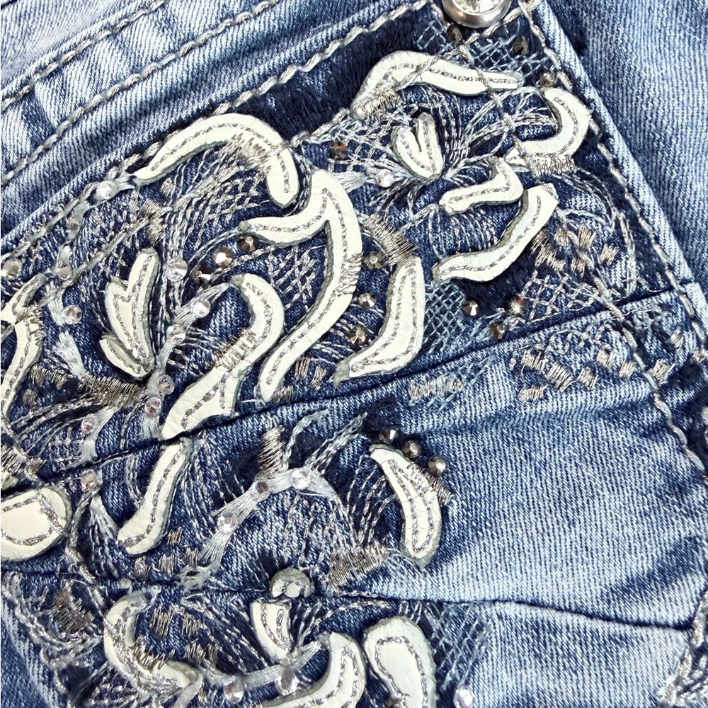 Women’s Miss Me Blue Jeans Size 27 Skinny Distressed Ripped Rhinestones Blue - Picture 4 of 10